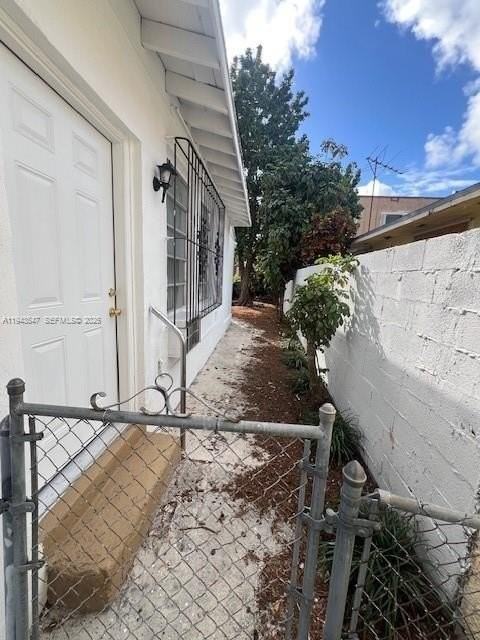 1262 Sw 4th St - Photo 2 of 10