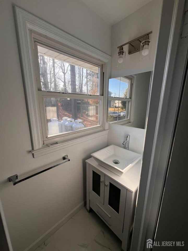 18 Bradford Rd - Photo 6 of 10