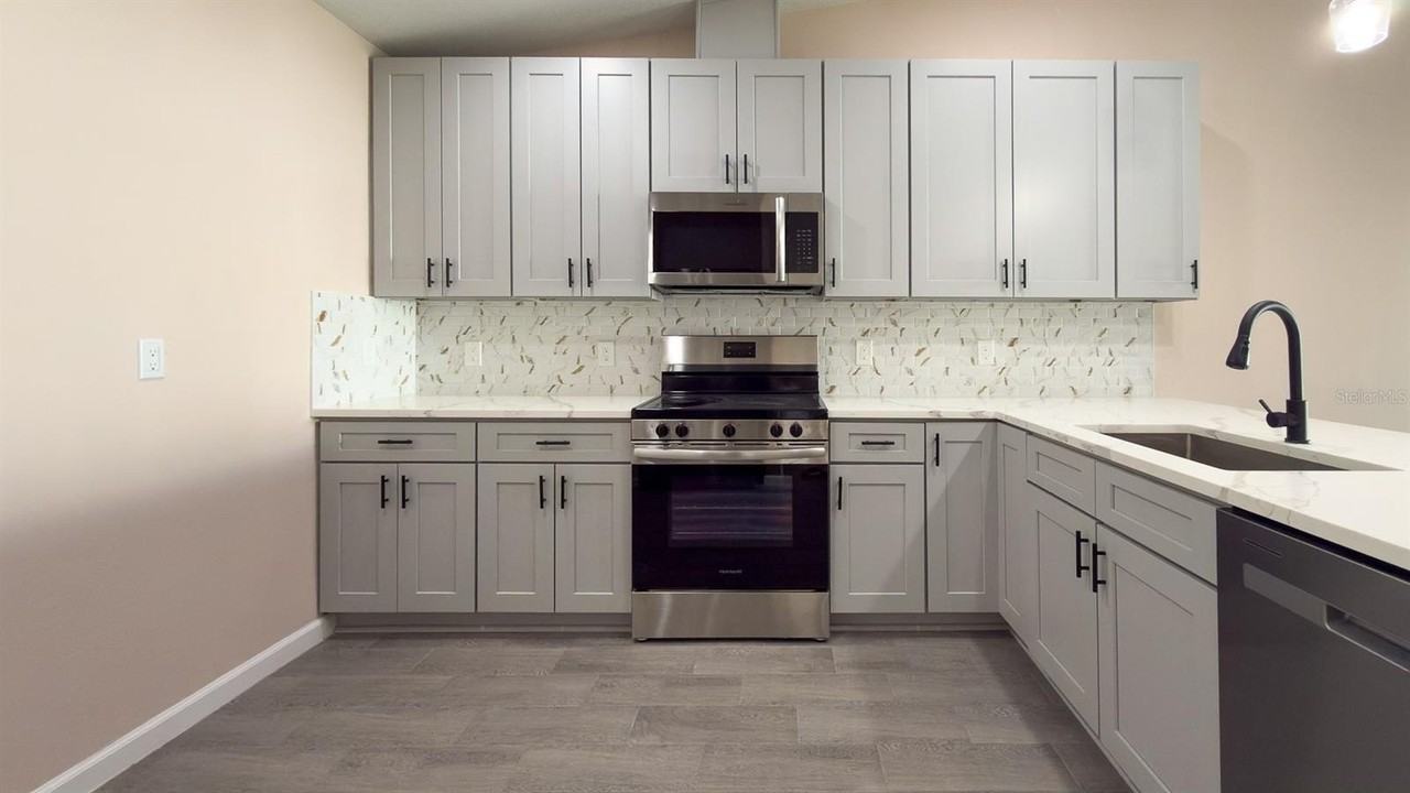 11154 Pendleton Ave - Photo 3 of 32