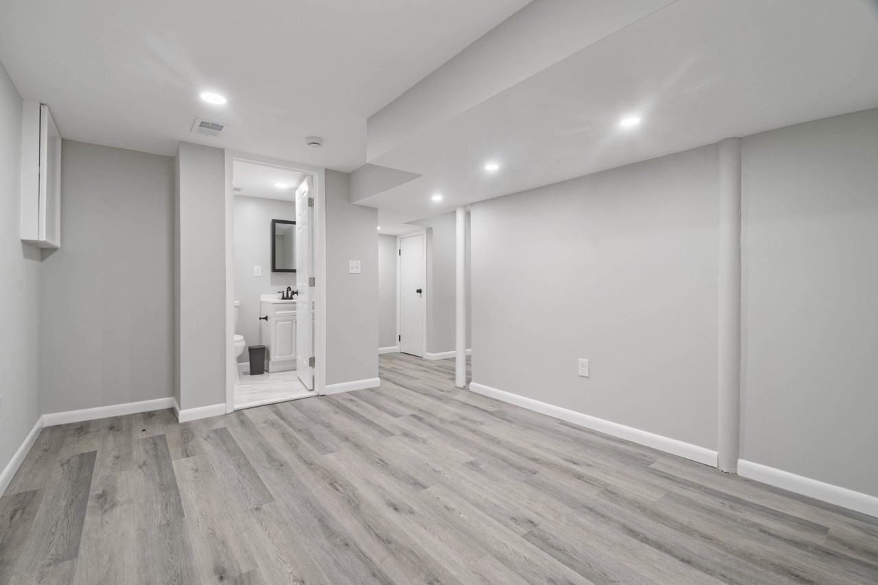 Neighbors Ave - Photo 2 of 11