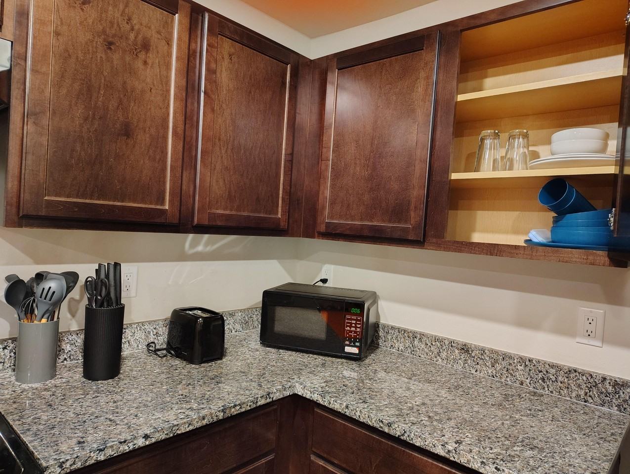 Slate Pl - Photo 3 of 7