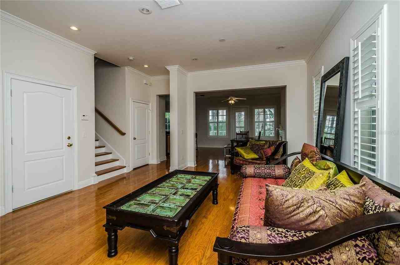 924 Hemingway Cir - Photo 4 of 35