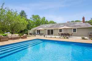 featured image of 215 Northfield Ln