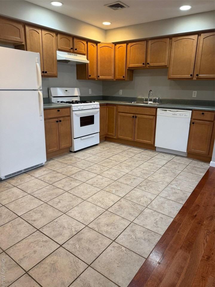 129 New St Apt 4 #4 - Photo 2 of 9