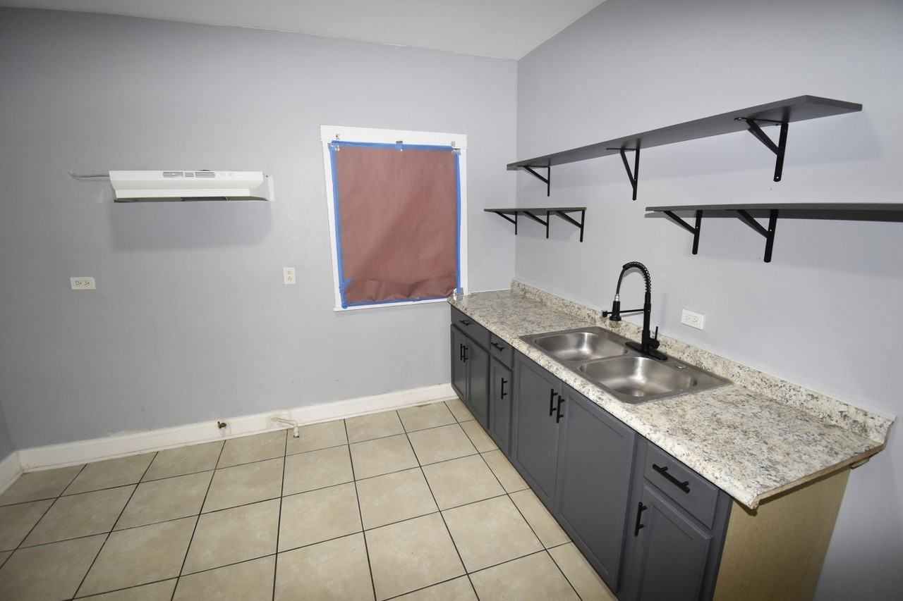 5742 S Artesian Ave Unit 2 #2 - Photo 4 of 11