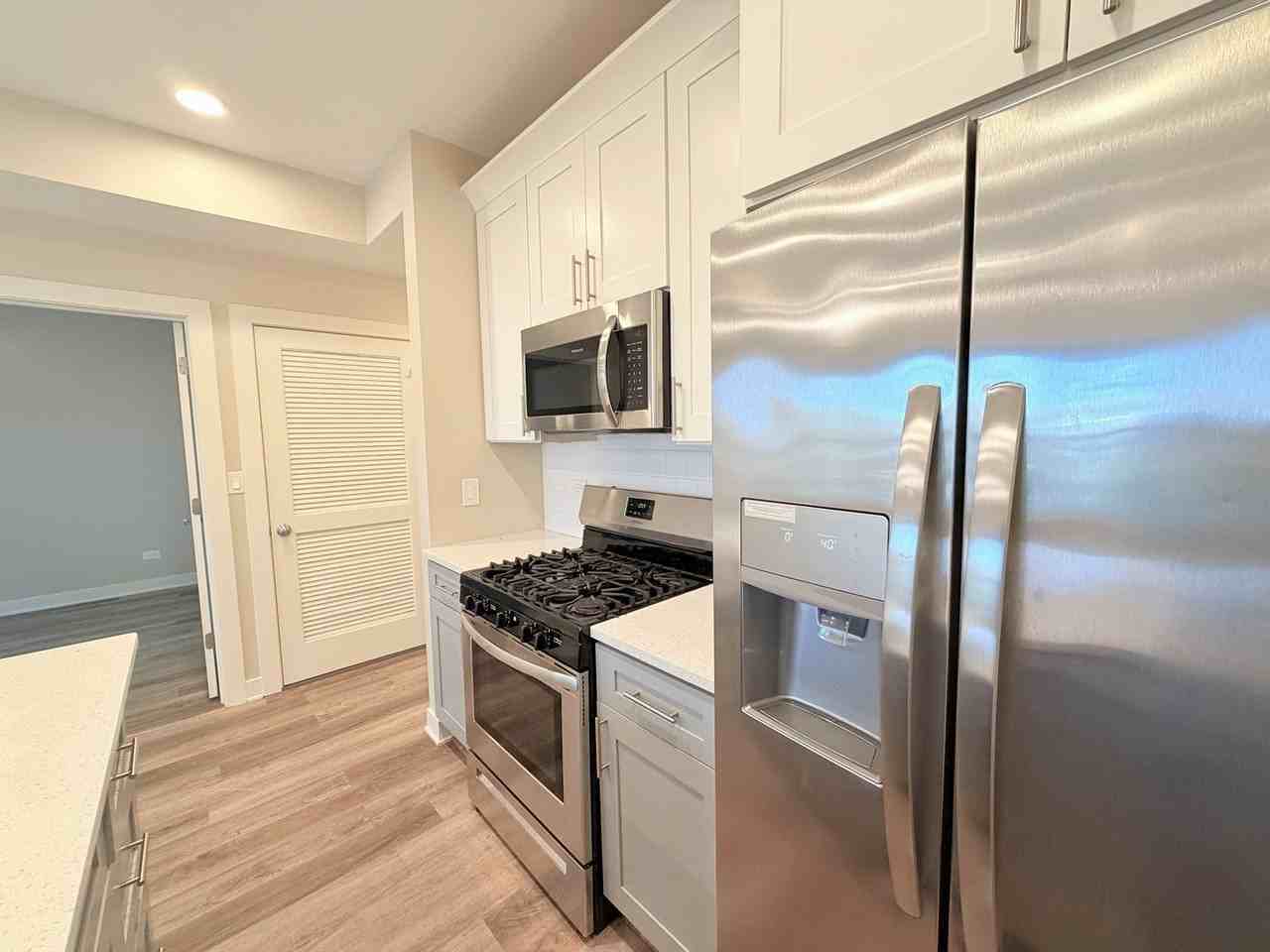 3607 W Ainslie St Apt 3 #3 - Photo 4 of 23