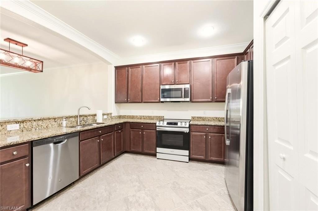 2080 Wellington St - Photo 5 of 36