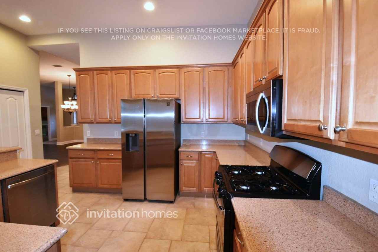 13075 Peregrin Cir - Photo 5 of 17