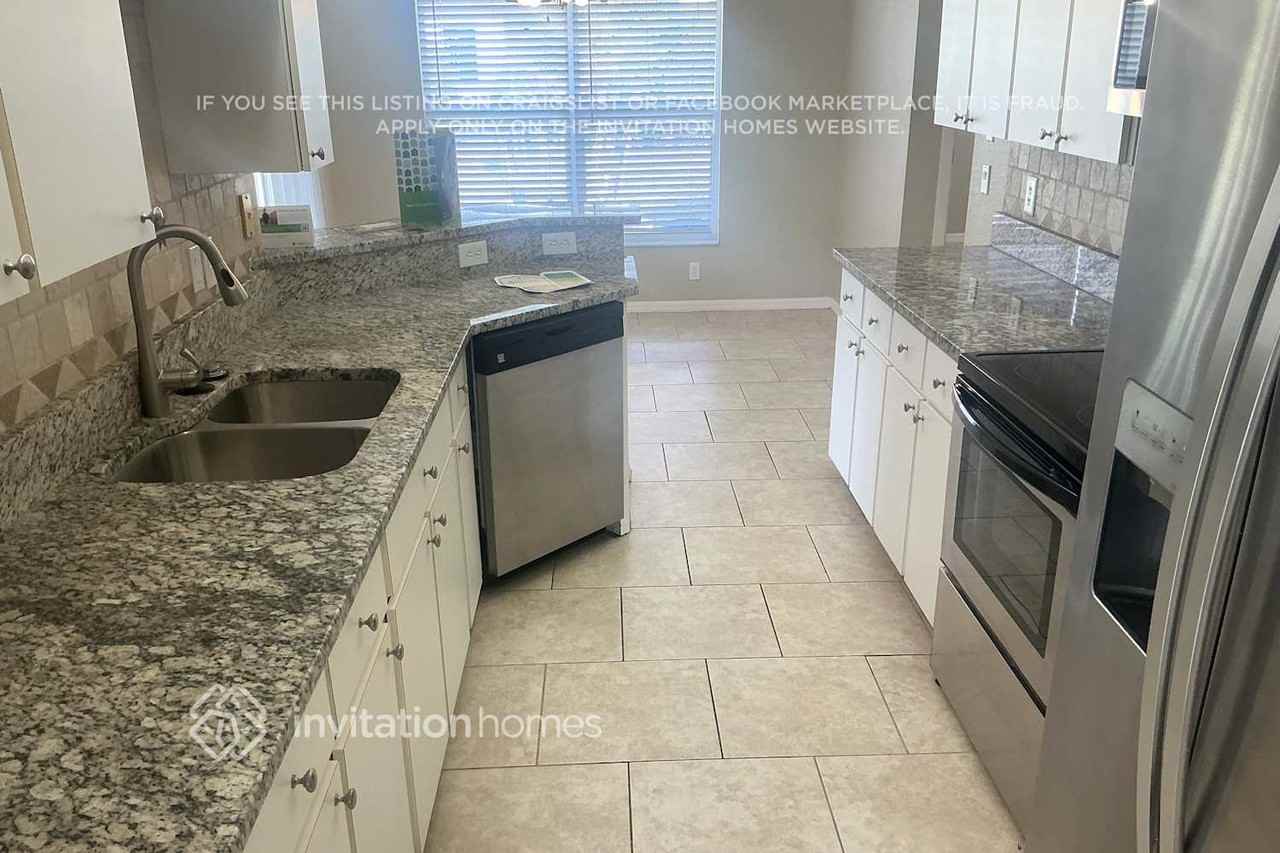 23156 Hillsdale Ave - Photo 3 of 12