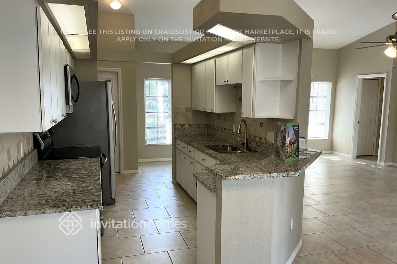 23156 Hillsdale Ave - Photo 4 of 12