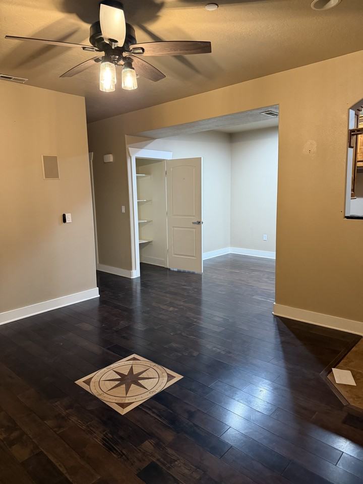 106 W Spring Hill Way - Photo 2 of 11