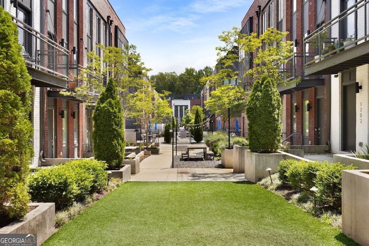 1300 Chelsea Cir Nw - Photo 3 of 47