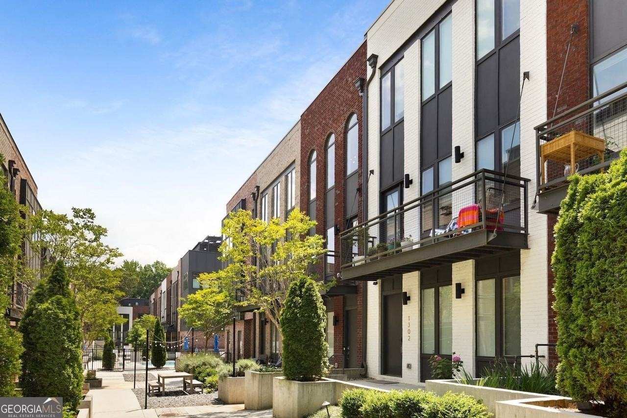 1300 Chelsea Cir Nw - Photo 4 of 47