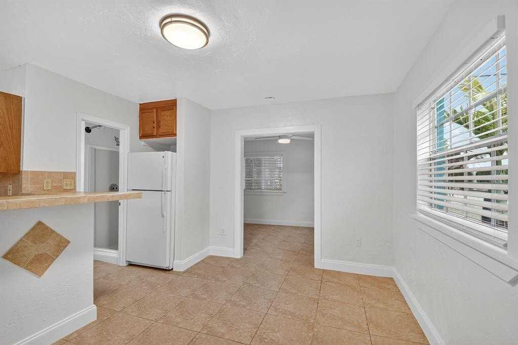 1330 S N St - Photo 3 of 25