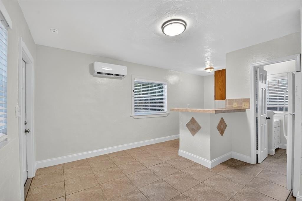 1330 S N St - Photo 6 of 25