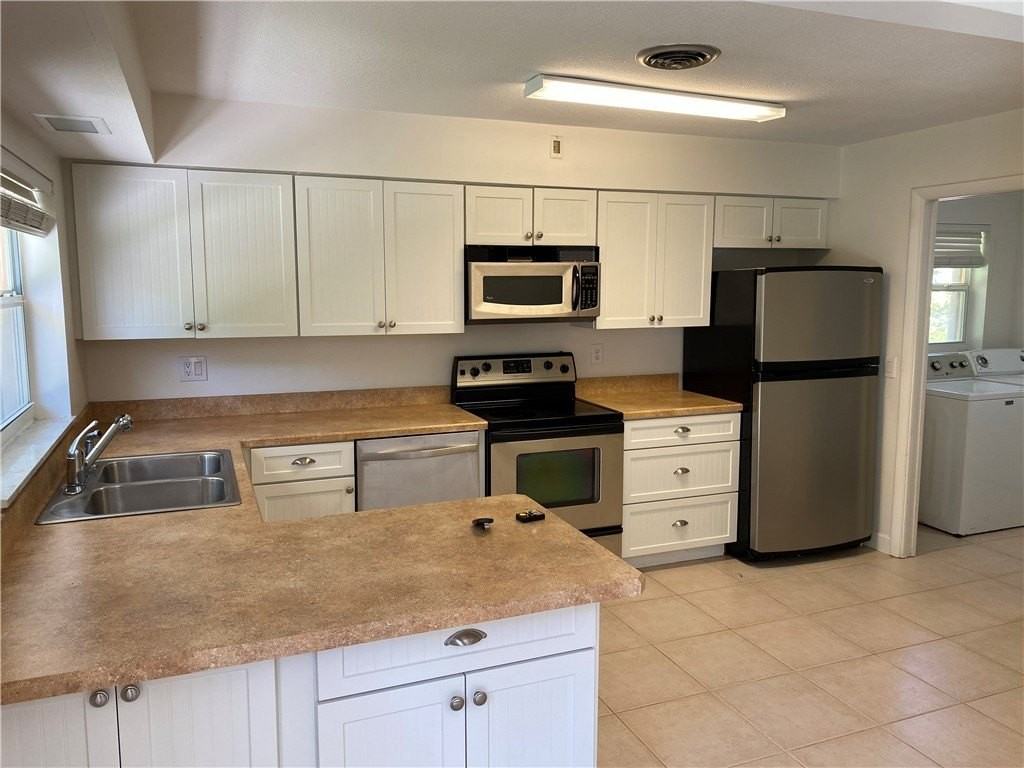 956 Tulip Ln - Photo 3 of 36