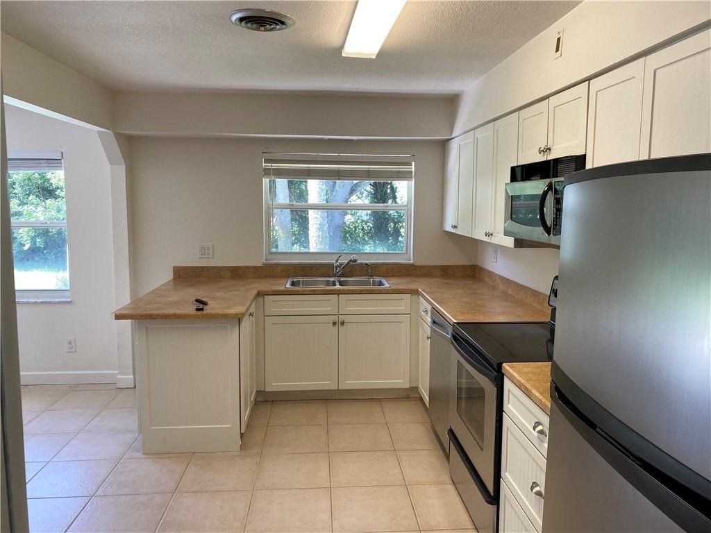 956 Tulip Ln - Photo 5 of 36