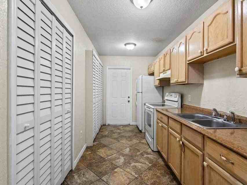 605 Dundas Ct - Photo 4 of 13