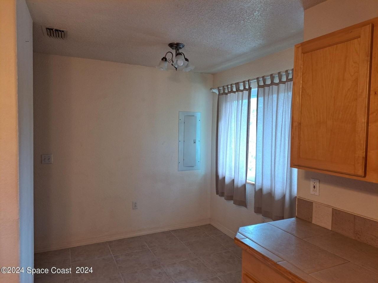 1417 Powell Ave - Photo 5 of 9