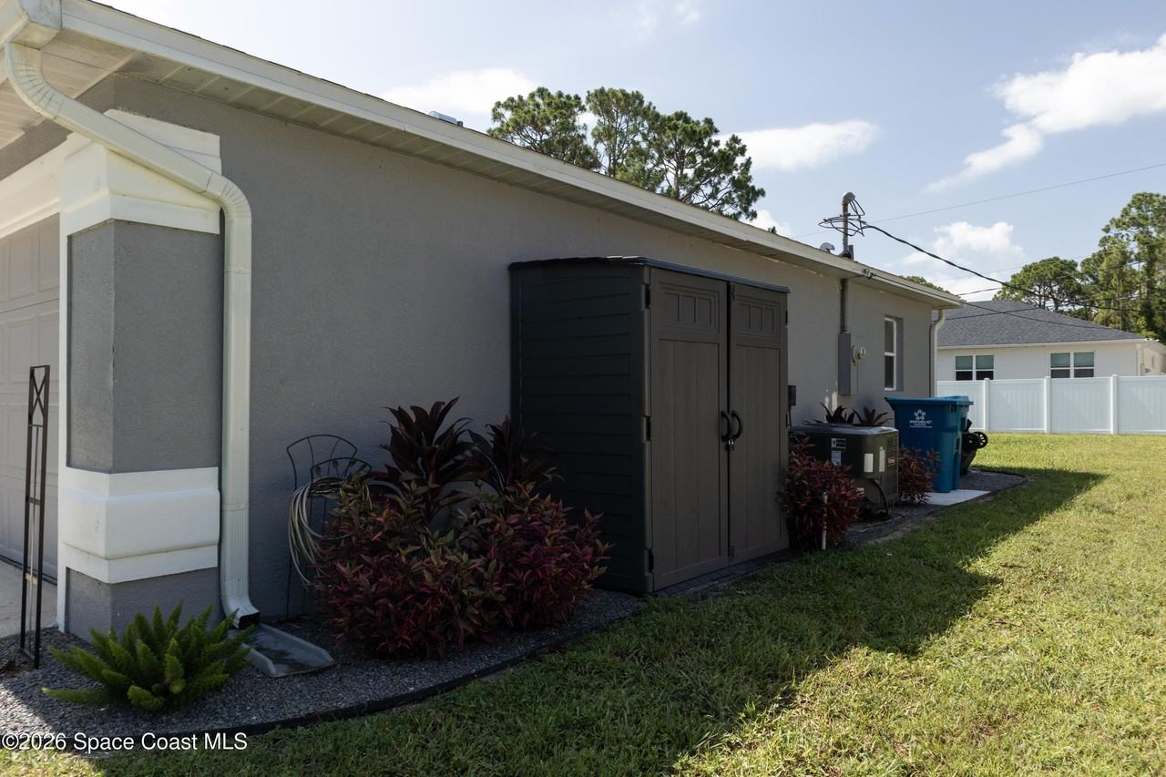 1572 Holbrook Rd Nw - Photo 3 of 38