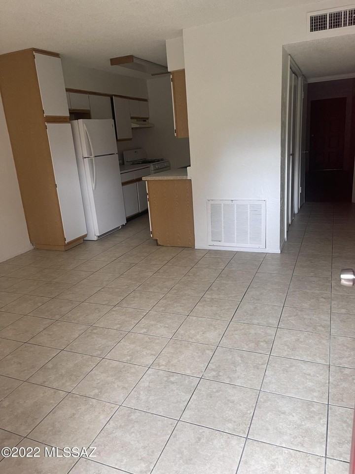 810 S Kolb Rd Unit 66 #66 - Photo 4 of 11