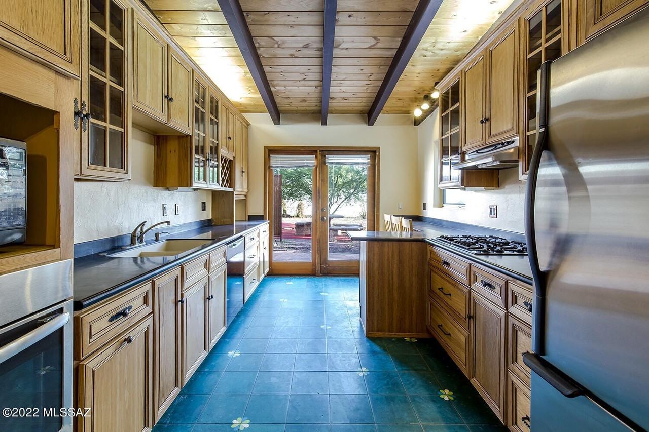 2110 E Water St - Photo 3 of 26