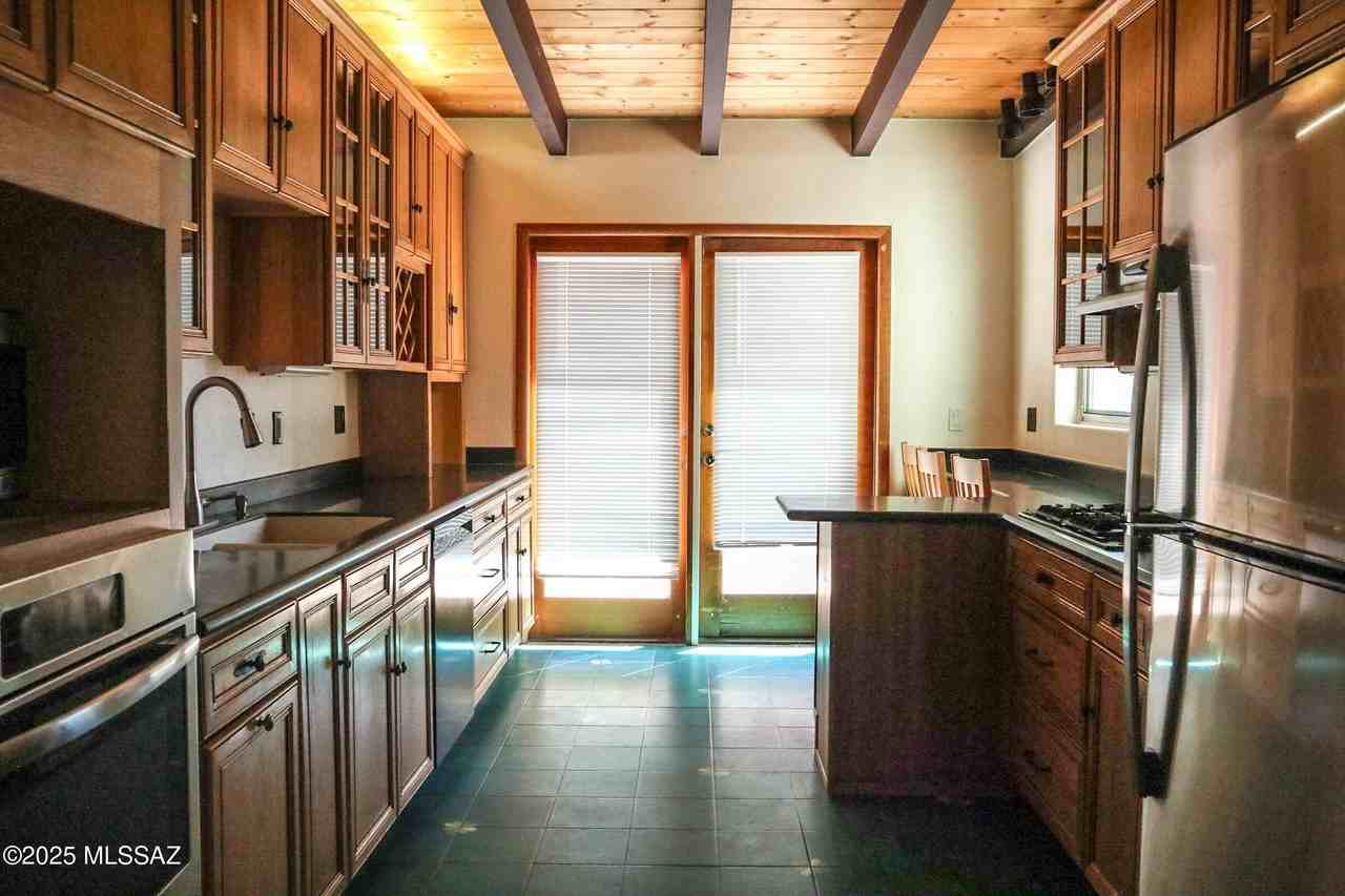 2110 E Water St - Photo 4 of 26