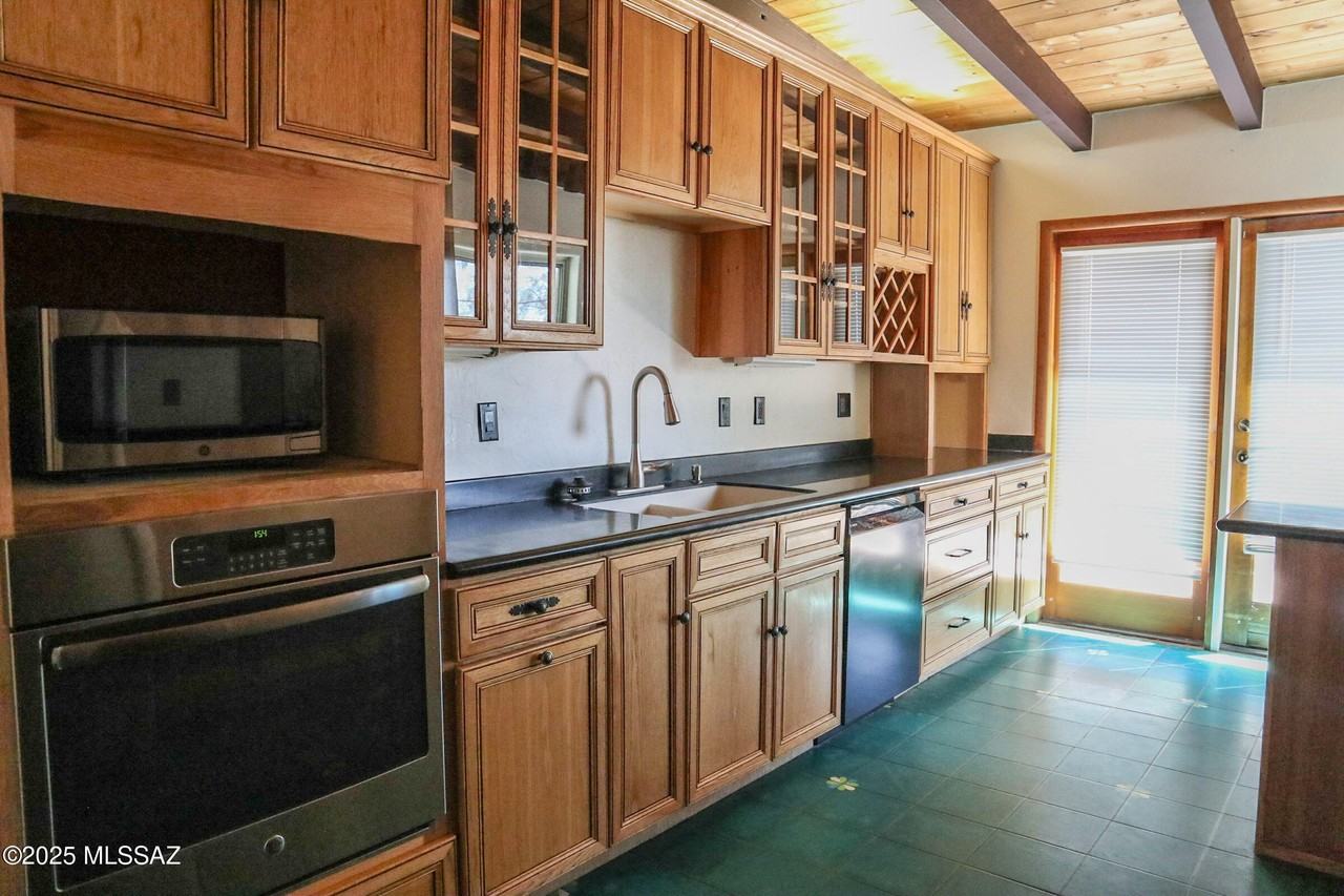 2110 E Water St - Photo 6 of 26