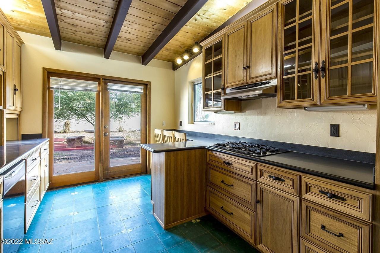 2110 E Water St - Photo 7 of 26