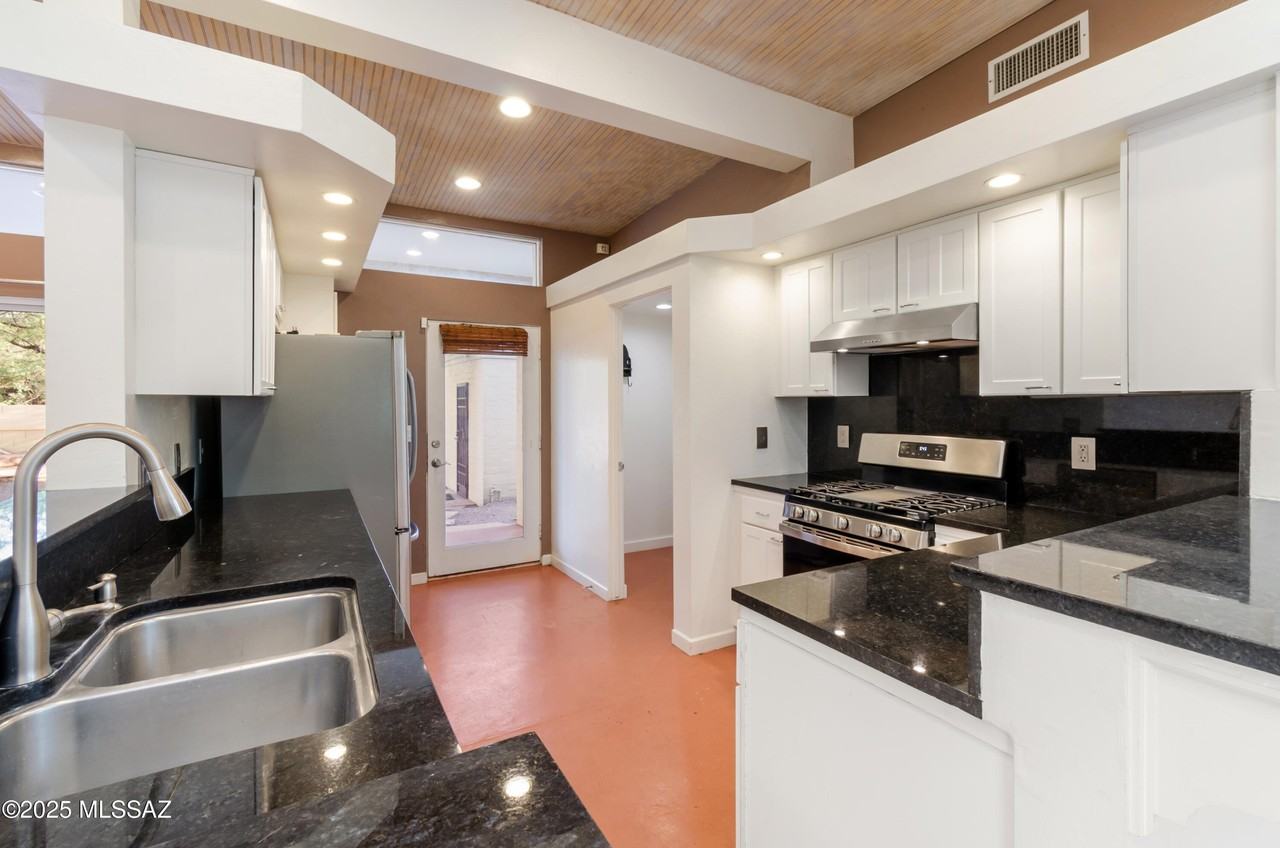 1722 E 9th St - Photo 2 of 10