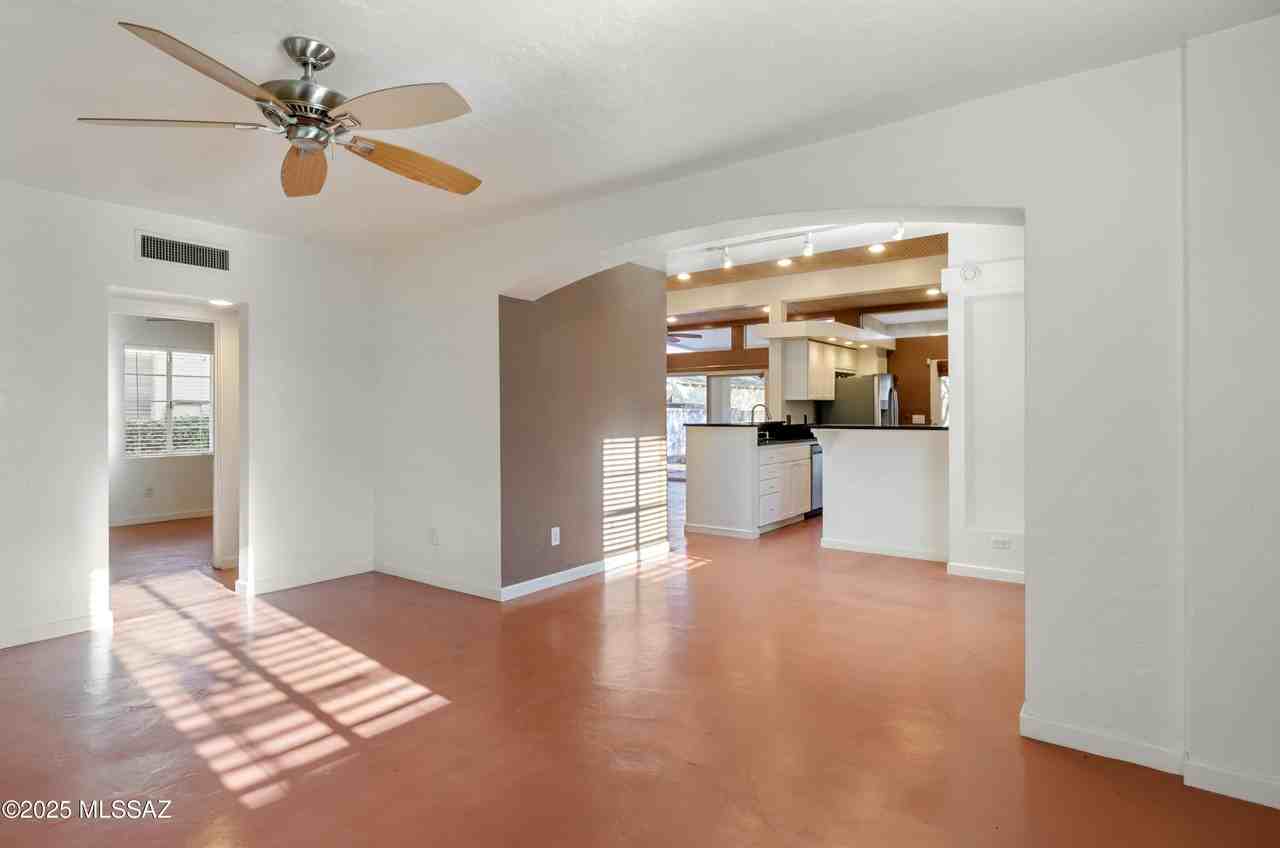 1722 E 9th St - Photo 3 of 10