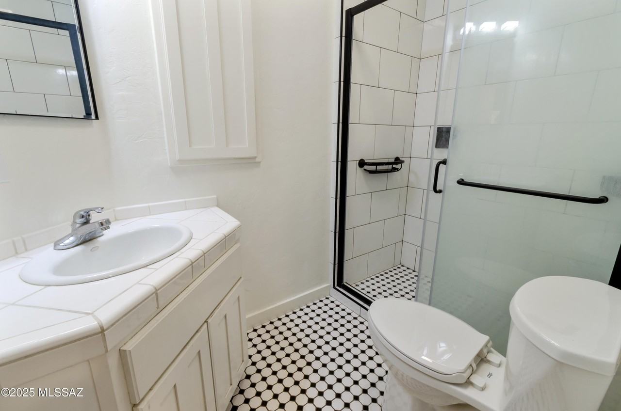 1722 E 9th St - Photo 5 of 10