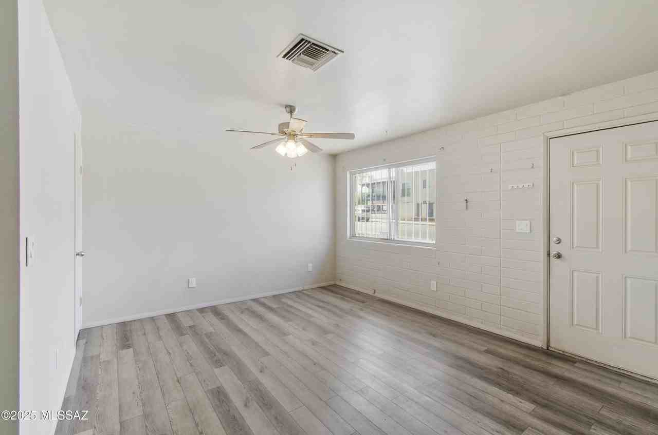 1133 E Lee St - Photo 3 of 11