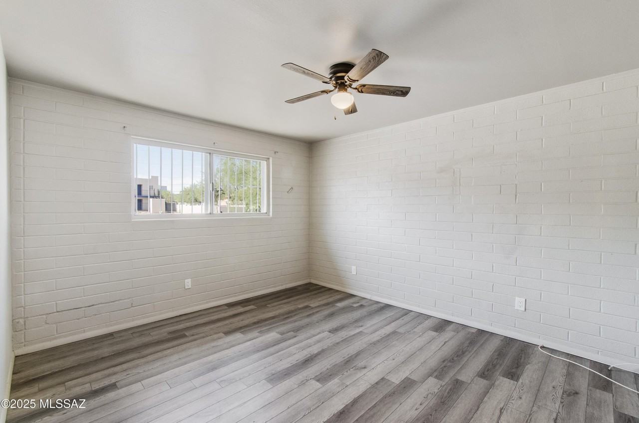 1133 E Lee St - Photo 6 of 11