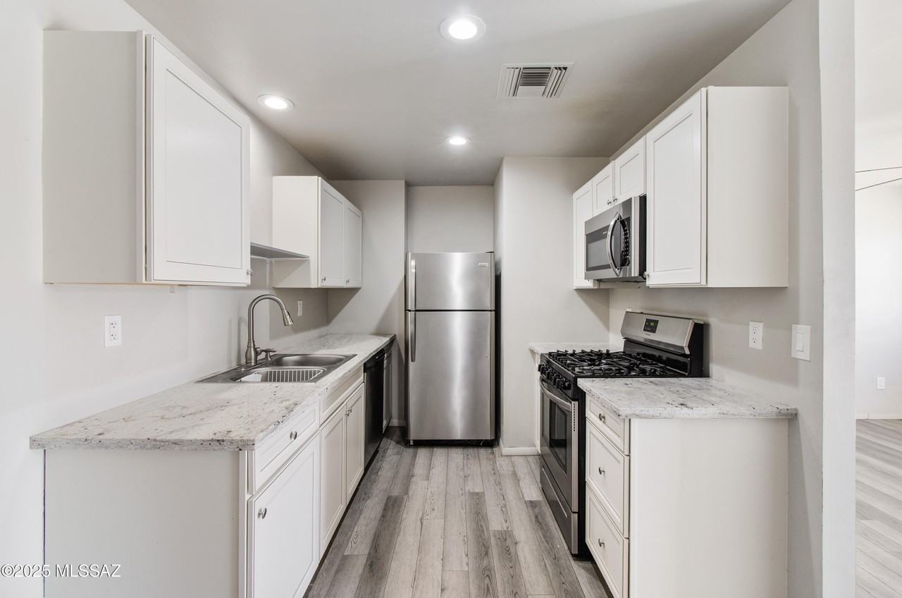 1131 E Lee St - Photo 2 of 11