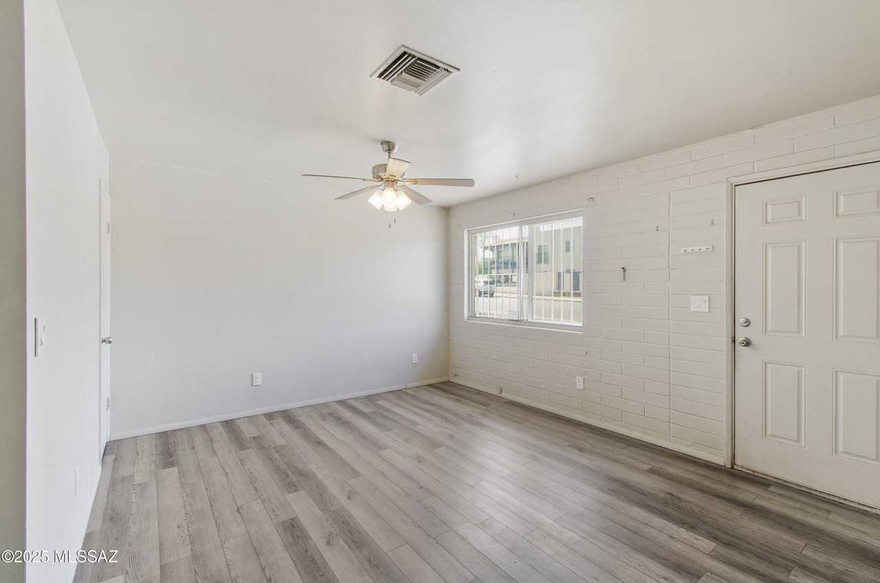 1131 E Lee St - Photo 3 of 11