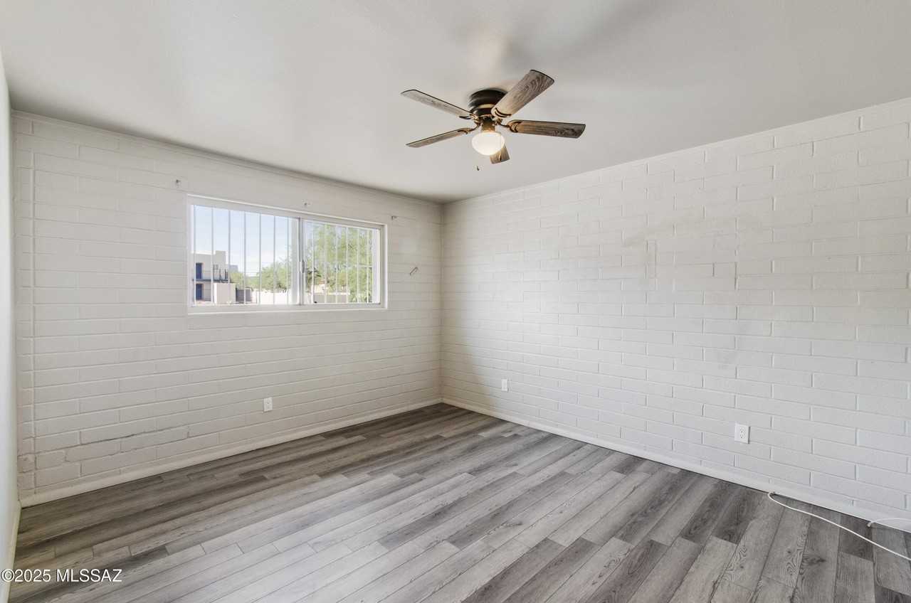 1131 E Lee St - Photo 4 of 11