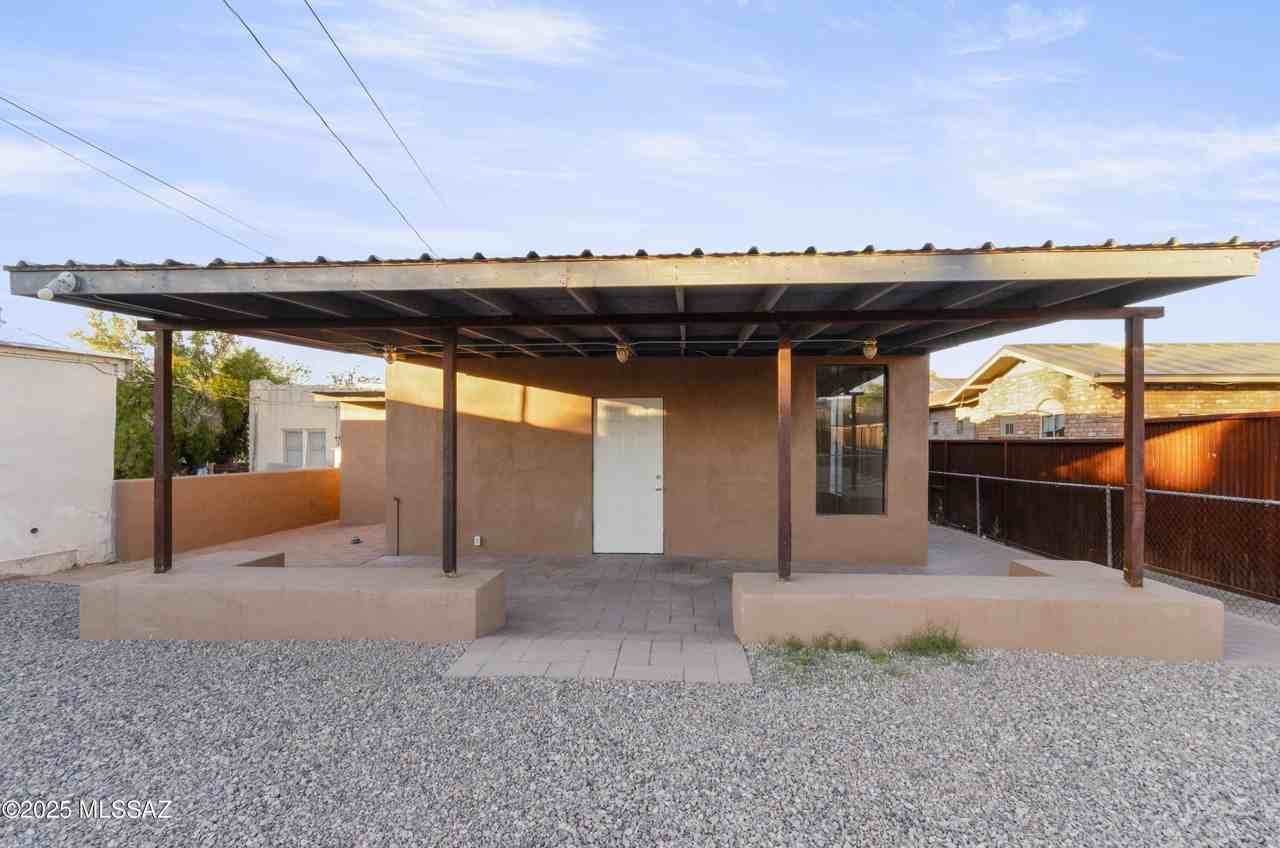 1036 E Elm St - Photo 2 of 22