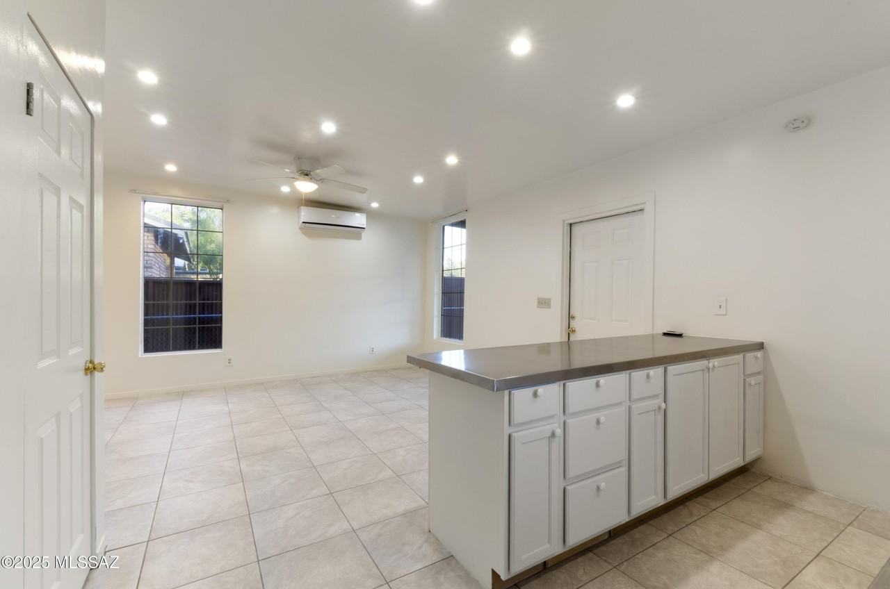 1036 E Elm St - Photo 3 of 22