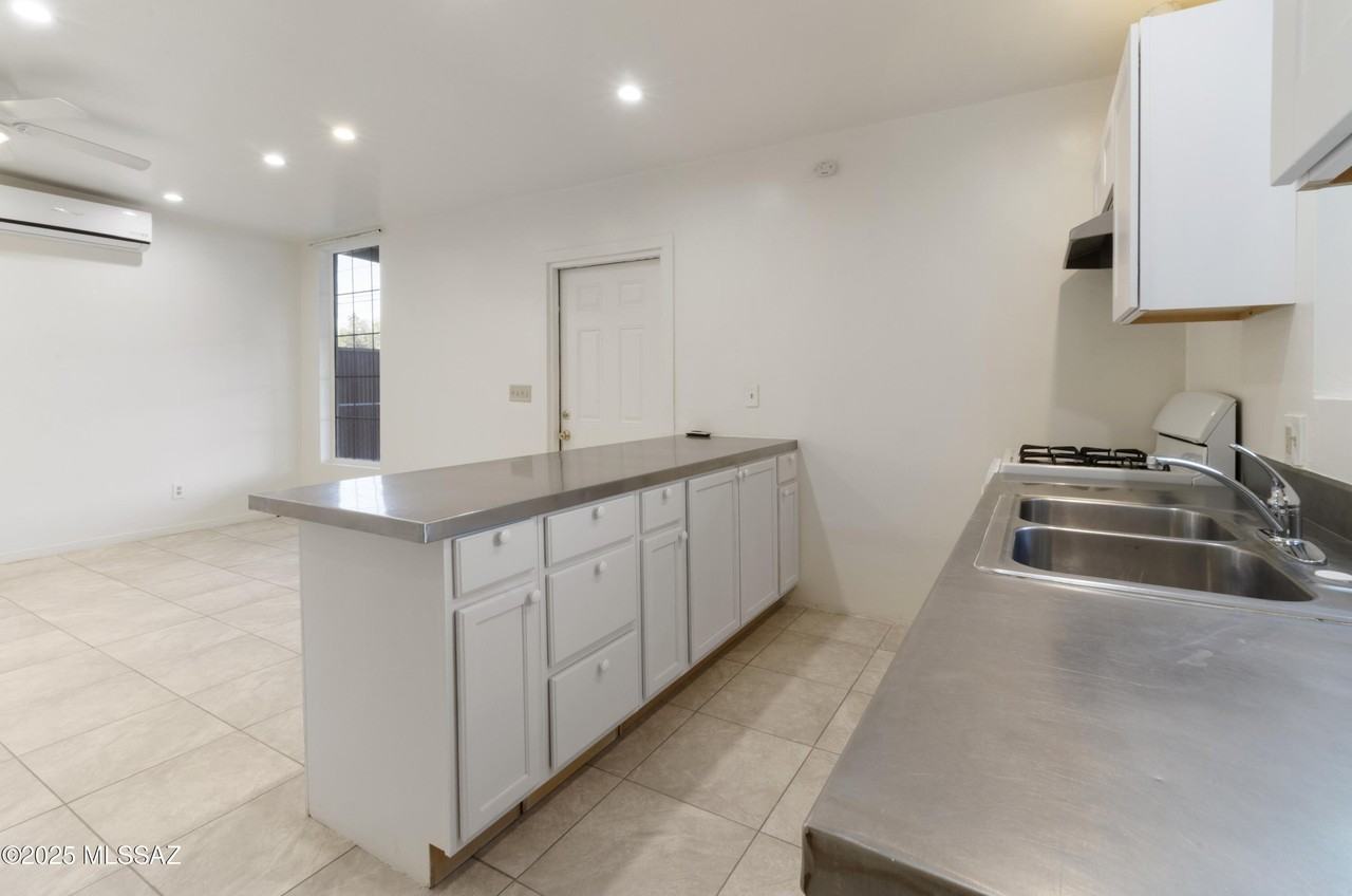 1036 E Elm St - Photo 4 of 22