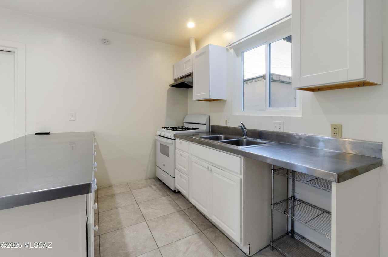 1036 E Elm St - Photo 5 of 22