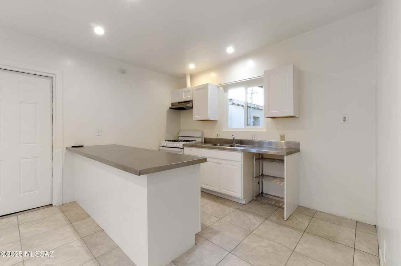 1036 E Elm St - Photo 6 of 22