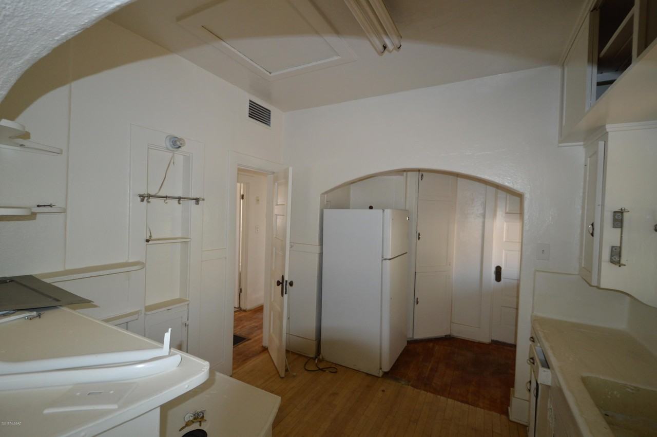 918 E 8th St - Photo 2 of 9