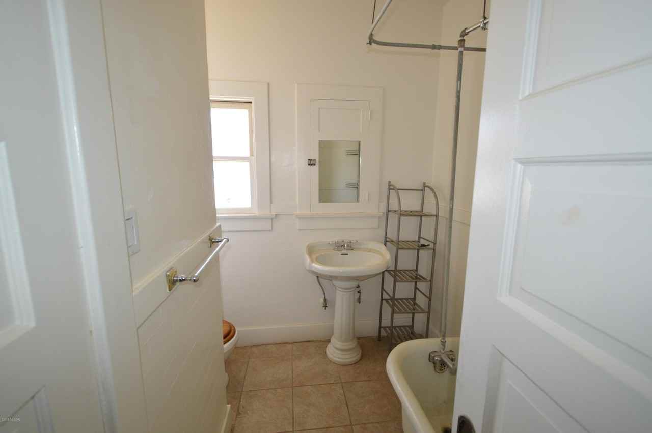 918 E 8th St - Photo 5 of 9