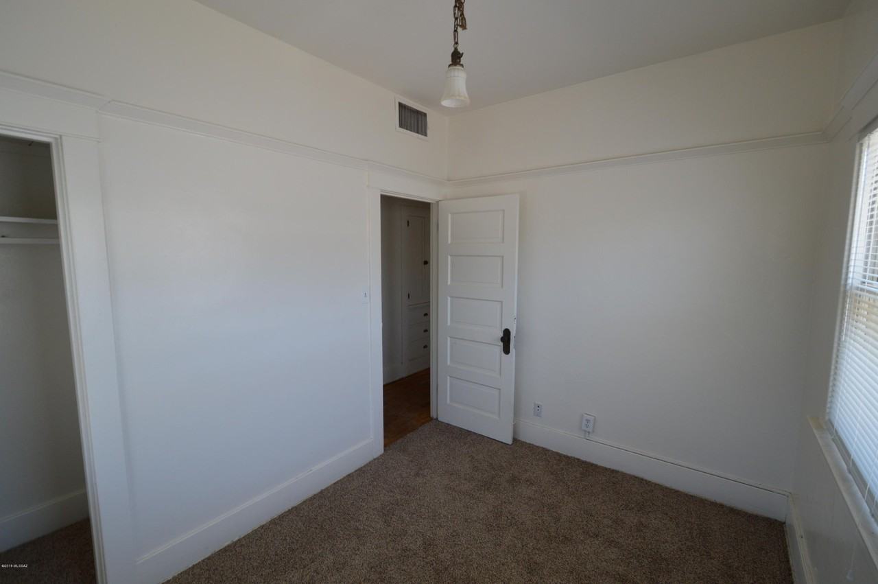 918 E 8th St - Photo 6 of 9