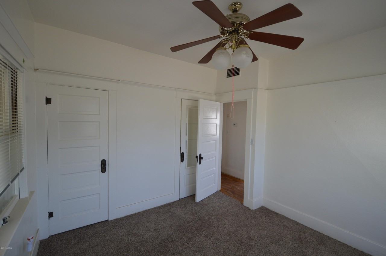 918 E 8th St - Photo 7 of 9