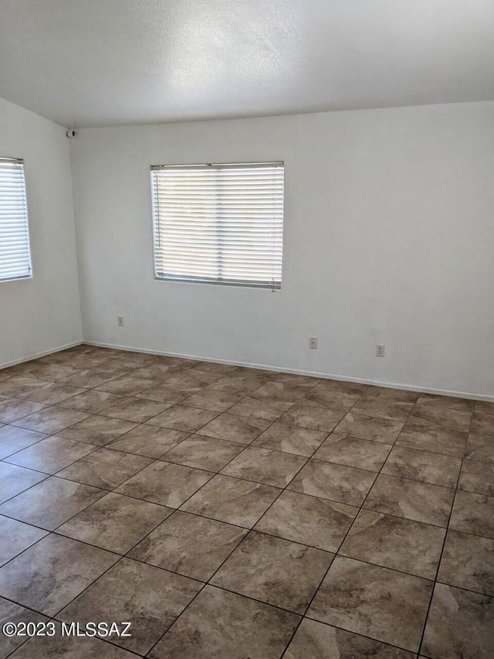 5563 W Guild Springs St - Photo 5 of 14