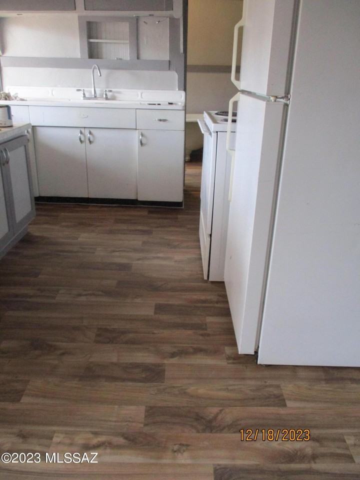 316 N Hoff Ave - Photo 2 of 20