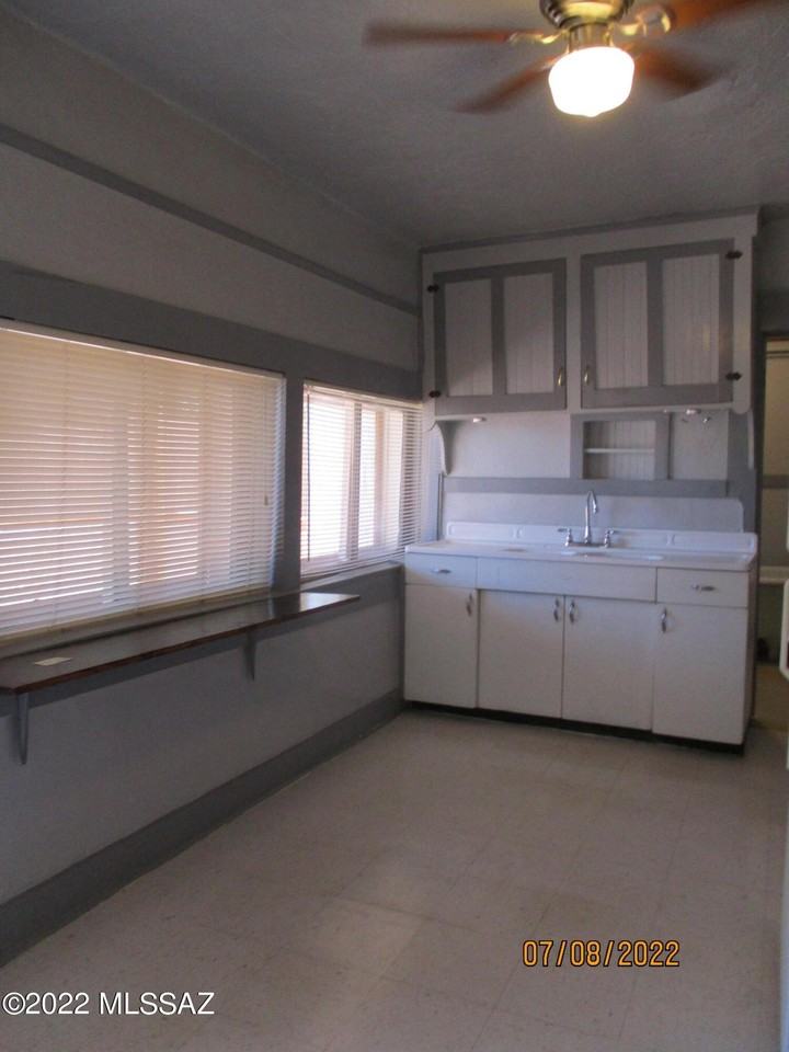 316 N Hoff Ave - Photo 3 of 20