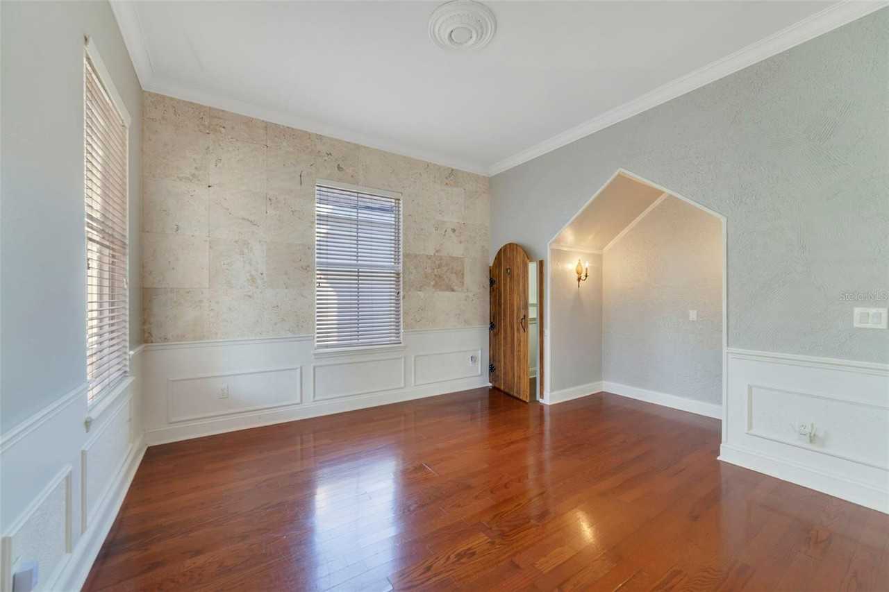 205 N Village St - Photo 5 of 37